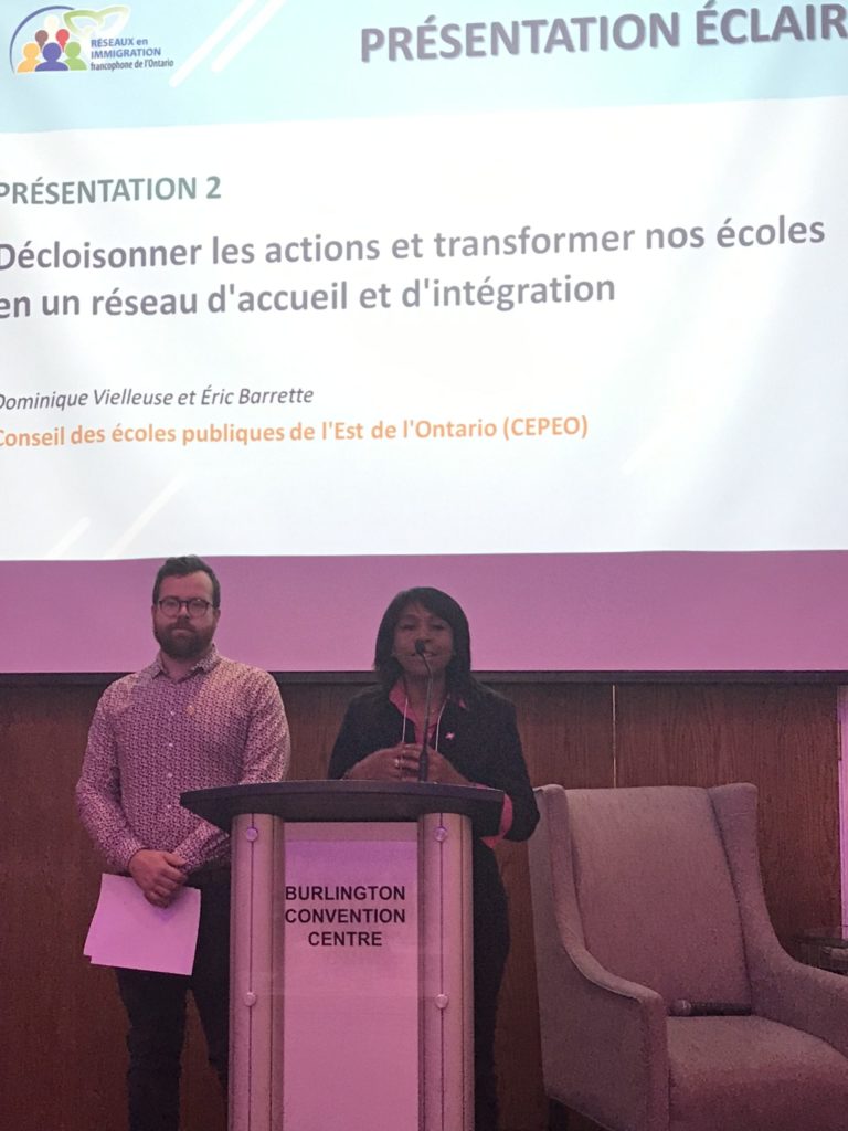 Dominique Vielleuse qui parle dans un micro au Forum RIF 2019
