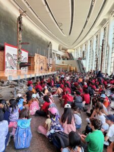 Des élèves dans un événement de célébration autochtone