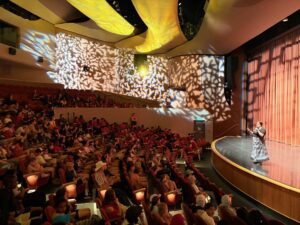 Des élèves dans un événement de célébration autochtone